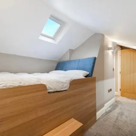 Elegant Escape Near & Village * Windermere